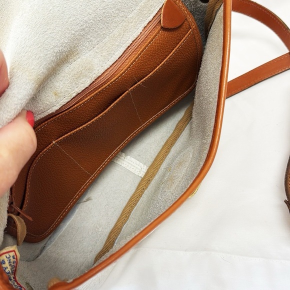 VINTAGE Dooney & Bourke White Pebbled Leather Saddle/Crossbody Bag - Picture 9 of 10